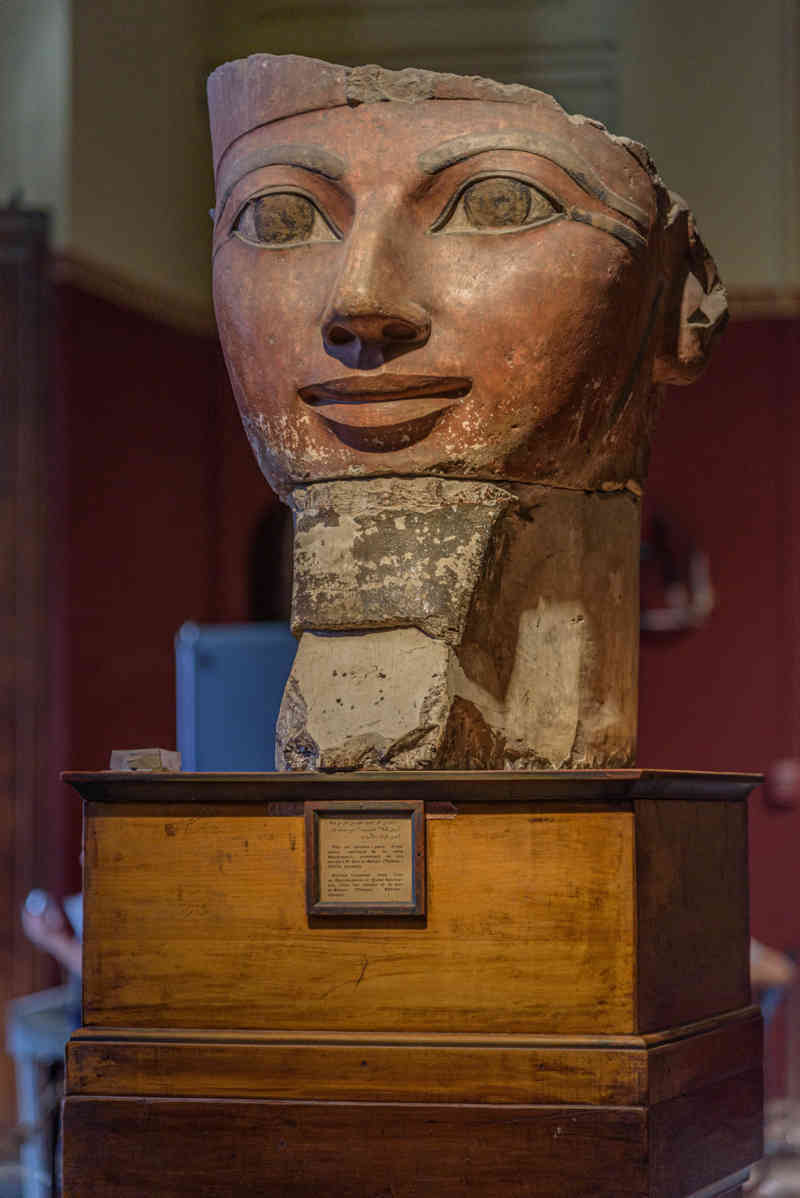 Egipto 343 - El Cairo - museo Egipcio - estatua de la Reina Hatchepsout.jpg